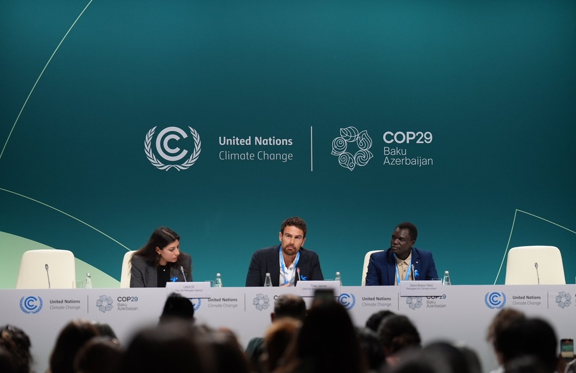 Una mujer y dos hombres intervienen en una sesión de la COP29